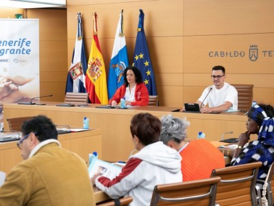 El consejero delegado de Participación Ciudadana y Diversidad, Nauzet Gugliotta, en la mesa de trabajo de las asociaciones de migrantes