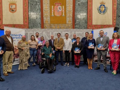 El presidente del Cabildo de Tenerife, Pedro Martín junto con los galardonados y galardonadas al Premio a la Solidaridad 2022