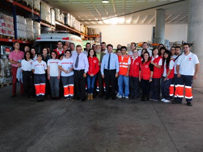 El Presidente del Cabildo, Don Carlos Alonso y el vicepresidente económico y consejero del Área de Empleo y Desarrollo Económico, Efraín Medina con integrantes de Cruz Roja