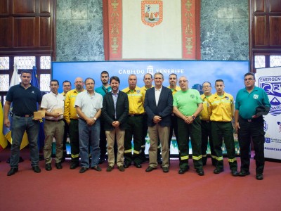 D. Carlos Alonso, presidente del Excmo. Cabildo de Tenerife junto a representantes de la Asociación Emergencias QRV Canarias en el Salón Noble del Excmo. Cabildo Insular de Tenerife