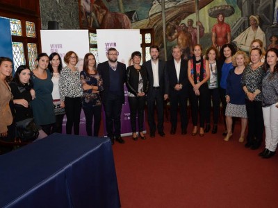 El Presidente del Cabildo, Don Carlos Alonso junto con representantes del colectivo de violencia de género