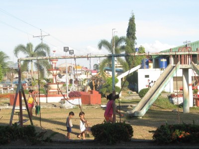 Zona de juegos de los niños necesitados filipinos