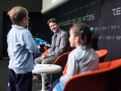 El Presidente del Cabildo, Don Carlos Alonso escuchando las propuestas de los niños / as