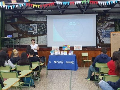 La técnico del Programa Tenerife Solidario impartiendo el Taller "ABC del Voluntariado"