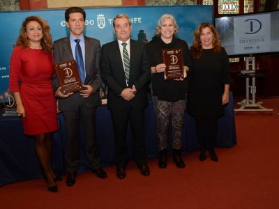 El presidente Accidental del Cabildo de Tenerife, Aurelio Abreu, la vicepresidenta y consejera de Acción Social, Cristina Valido, la consejera delegada de Sinpromi Carmen Rosa García Montengro y los premiados