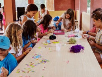 Niños y niñas realizando actividades en los campamentos urbanos. 