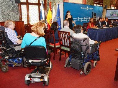 Representantes del Cabildo y de los colectivos de discapacidad física en el Salón Noble del Cabildo