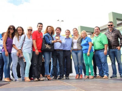 El presidente del Cabildo, Carlos Alonso, La vicepresidenta y consejera de Acción Social, Cristina Valido y representantes del Programa ANSINA con el premio