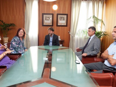 El Presidente del Cabildo D. Carlos Alonso con representante de la Asociación AMATE y El Tranvía de Tenerife