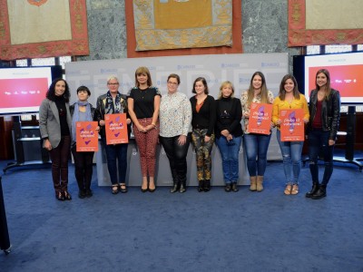 Foto de familia de la presentación de la Agenda de Igualdad Tenerife Violeta