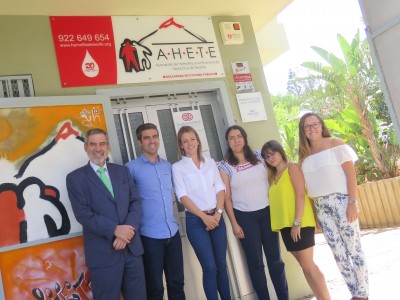 Representantes de la Fundación Cepsa junto al equipo de AHETE en la sede de esta asociación. 