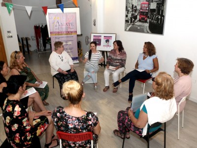 La consejera insular de Acción Social, Cristina Valido junto a la Presidenta de AMATE Mari Carmen Bonfante y sus integrantes