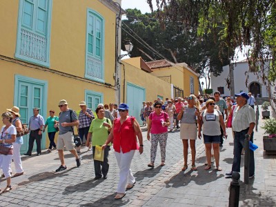 Los mayores durante el recorrido turístico por San Miguel