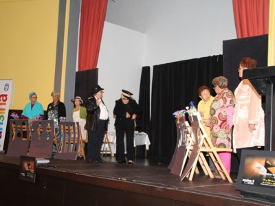 Un instante de la actuación de teatro en el Encuentro de Mayores de ANSINA