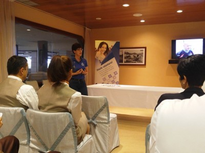 La técnico de la Oficina de Voluntariado impartiendo la Charla a los trabajadores del hotel
