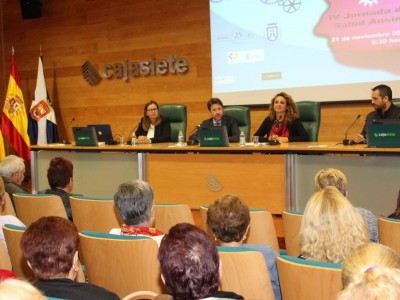 El presidente del Cabildo, Carlos Alonso, la  consejera insular de Acción Social, Cristina Valido y la psicóloga Clínica Carmen T. Pitti en un momento del acto