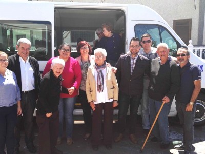 La vicepresidenta de Sinpromi, Coromoto Yanes, y la alcaldesa de Buenavista, Eva García junto al transporte y los usuarios