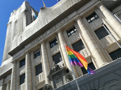 Fachada del Cabildo de Tenerife con la Bandera LGTBI