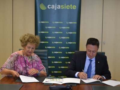 Fernando Berge presidente del patronato de la Fundación Cajasiete y Georgette Bugnion, presidenta del Patronato de la Fundación Tutelar Sonsoles Soriano, en el momento de la firma de la renovación de la colaboración