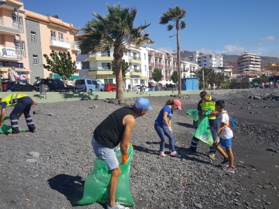 Un instante de la actividad de limpieza de la playa