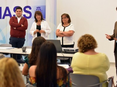 El presidente, en la clausura del programa Inforemiass, del IASS, destinado a la formación de personas con dificultades de inserción laboral. DA