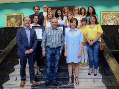 Foto de familia de entrega de certificados de calidad a ONG