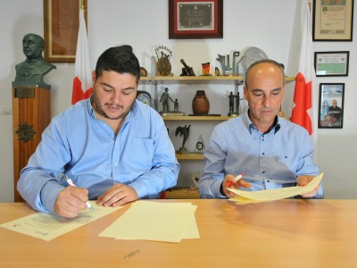 Leopoldo Benjumea firma el convenio con Cruz Roja