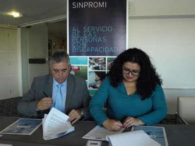 La vicepresidenta de Sinpromi, Coromoto Yanes y el responsable de la Corporación Cadena H10 Hotel en Canarias, firmando el convenio