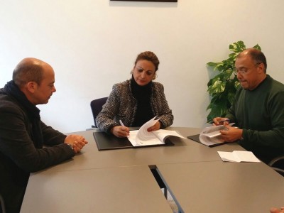 La vicepresidenta Segunda y Consejera insular de Acción Social, Cristina Valido, firmando el convenio de colaboración