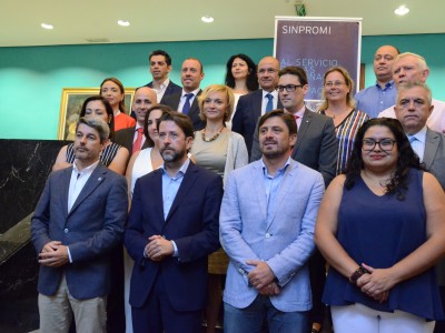 Foto de familia de la firma del acuerdo