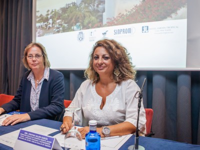 La consejera de Acción Social, Cristina Valido y Úrsula Tal, gerente de Excelencia Turística