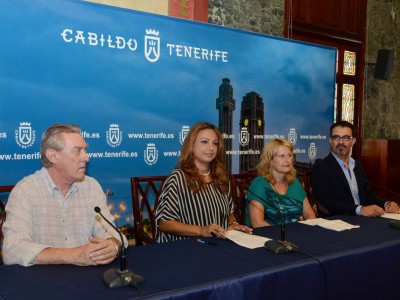 La vicepresidenta y consejera insular de Acción Social, Cristina Valido, Alicia García, José Cabrera y José Manuel Segado, presidenta, director técnico y delegado en Tenerife, respectivamente en un momento del acto