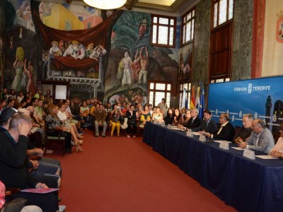 Vista parcial del Salón de Actos con mesa presidencial y asistentes al evento