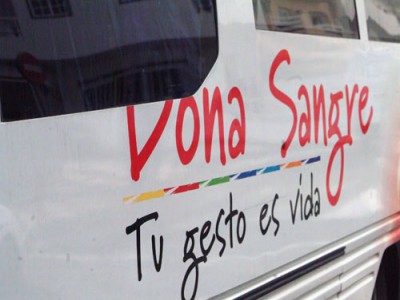 Vista parcial del lateral de vehículo de donación de sangre con lema "Dona Sangre tu gesto es la vida"