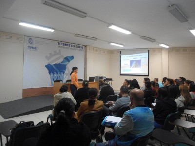 Candelaria González Vizcaino, Técnico de la Oficina de Voluntariado, impartiendo una charla de Voluntariado y Solidaridad al alumnado