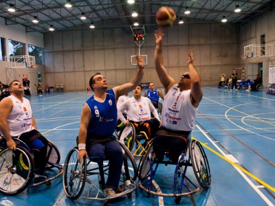 Un momento del encuentro entre los 2 clubes