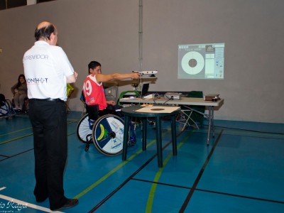Integrante del Ademi Tenerife practicando el tiro con el simulador