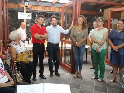El presidente del Cabildo, Carlos Alonso, la Consejera Insular Cristina Valido e integrantes de la asociación de mayores Mar y Lava