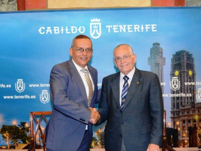El vicepresidente económico del Cabildo de Tenerife, Efraín Medina, y el director de Cáritas Diocesana, Leonardo Ruiz del Castillo