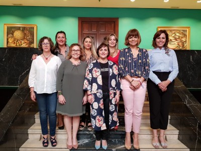 Foto de familia del encuentro, con la consejera insular, Estefanía Castro