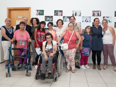 La directora insular de Voluntariado, Juana de la Rosa junto a representantes y usuarios de Plena Inclusión 