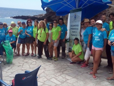 Los participantes en la actividad de limpieza de playas