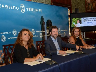 D. Carlos Alonso, Presidente del Excmo. Cabildo de Tenerife junto a representantes de la Asociación Emergencias QRV Canarias en el Salón Noble del Excmo. Cabildo Insular de Tenerife, Dña. Cristina Valido Consejera Insular y Presidenta de Sinpromi y Dña Carmen Rosa García, Consejera Delegada de SINPROMI 