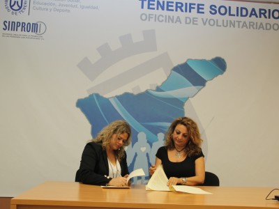 La consejera Cristina Valido y la vicedecana del Colegío Oficial de Psicólogos Carmen Linares firmando el convenio