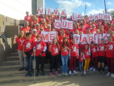 Miembros del Foro “Signo de Vida” en la foto de familia para homenajear a las madres luciendo sus populares camisetas rojas con el lema “Viva la madre que me parió”