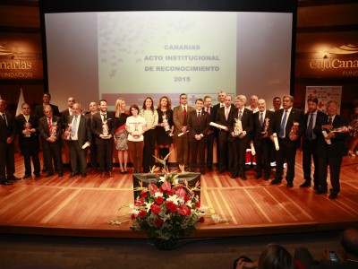 Foto grupal de todos los premiados