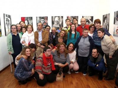 Cristina Valido, Vicepresidenta y Consejera del Cabildo y Carmen rosa garcía, Consejera Delegada, con el grupo de personas de Giroarte