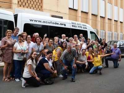 Integrantes de ACUFADE y usuarios junto con el vehículo que presta servicio a Güimar