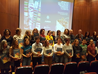 La vicepresidenta y consejera insular de Acción Social, Cristina Valido, junto a los participantes en la presentación de la guía