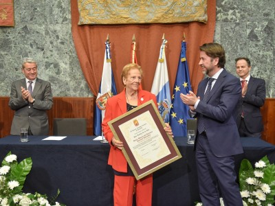 El presidente del Cabildo de Tenerife, Carlos Alonso, entregando el título de hija Ilustre a Dña María del Carmen Fuentes